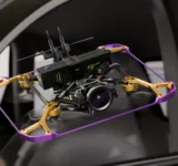 drone fpv flywoo flytimes 85 au travers d'une voiture